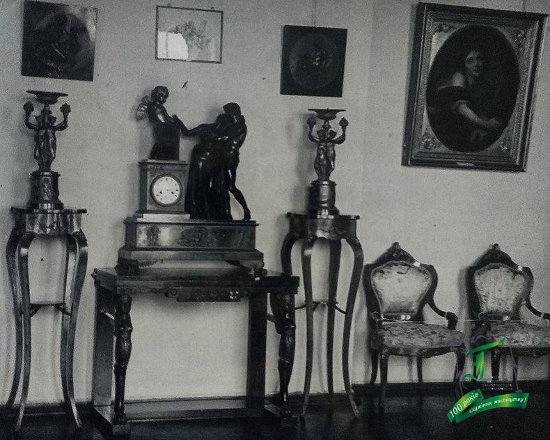Куточок експозиції з годинником “Клятва Амуру” роботи П.Ф.Томіра (1751-1843). Фото кінця 1930-х рр.