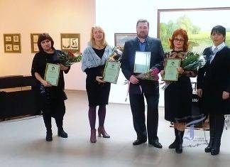 Лауреати премії імені Миколи Ярошенка 2017 року. Зліва направо: М. Рожнятовська, А. Тимошенко, С. Козлов, Л. Чередник, секретар міської ради О. Деркач, директор музею О. Курчакова. Фото П. Ломаки