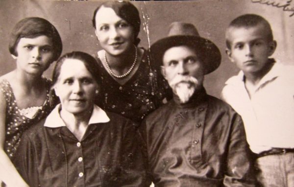 В.Є. Павлюченко (праворуч) з дідусем та бабусею, мамою та сестрою