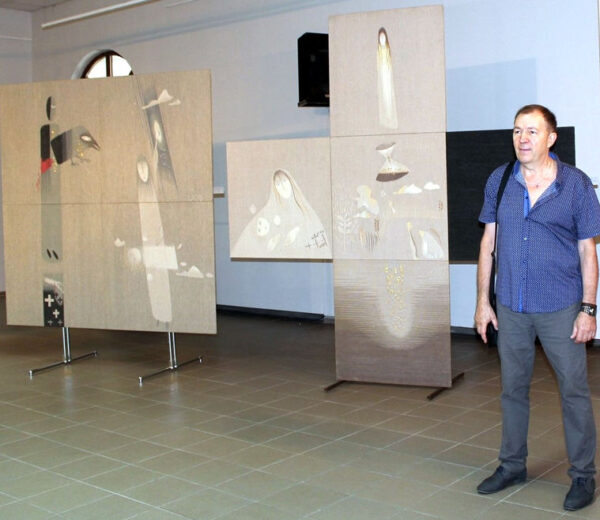 Олександр Левадний поруч зі своїми роботами - гобеленами «Хтивість» та«Чудова мить довжиною у життя».