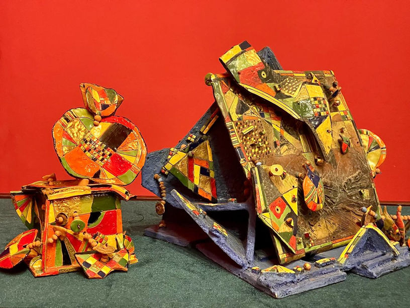 Світлана Пасічна. "Сон листопада". Ліворуч - частина композиції «Сон листопада» 1991. Шамот, глина, глазурі, золото, люстри, дріт. Основа – 16х15, h-21; праворуч - частина композиції «Сон листопада» 1991. Шамот, глина, глазурі, золото, люстри, дріт. 35,5х30,3х24.