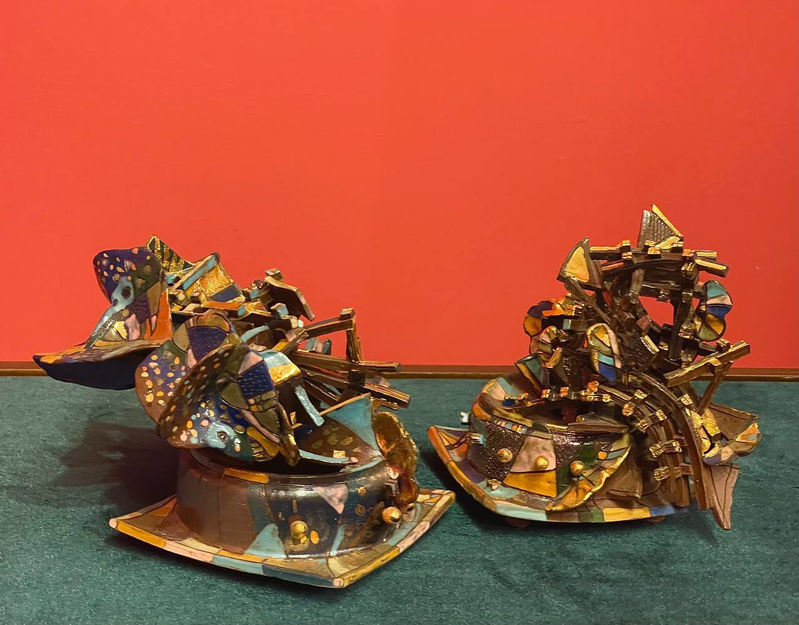 Світлана Пасічна. «L’impression» (Враження) 1992. Ліворуч -  частина композиції «L’impression». Глина, ангоби, глазурі, золото, люстри. Основа – 15,5х14,5х14, основа – 12х12,5. праворуч - частина композиції "L’impression". Глина, ангоби, глазурі, золото, люстри, дріт. Основа – 15х19,5х19,5, основа – 13х12.